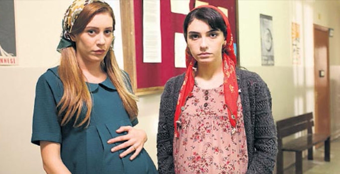 Hazar Ergüçlü ve Sinem Kobal ilk kez anne rolünde