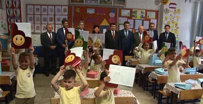 Çocuklar karnelerini İstanbul Valisi  Vasip Şahin’in elinden aldı