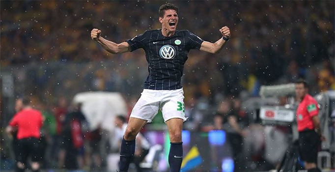 Mario Gomez, Wolfsburg'da kaldı