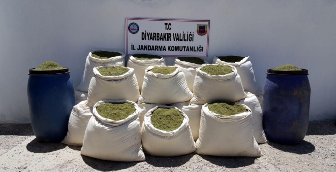 Diyarbakır'da 7 PKK sığınağında silah, mühimmat ve uyuşturucu ele geçirildi