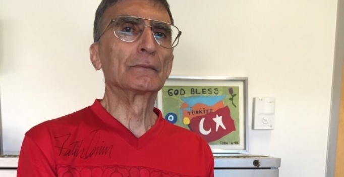 Aziz Sancar Milli forma ile poz verdi