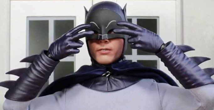 Dünyaca ünlü oyuncu Adam West hayatını kaybetti