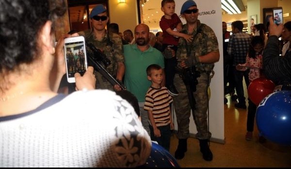 Tokat'ta JÖH timleri çocukların ilgi odağı oldu