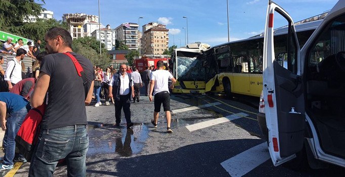 Söğütlüçeşme'de metrobüs kazası | Son dakika haberleri