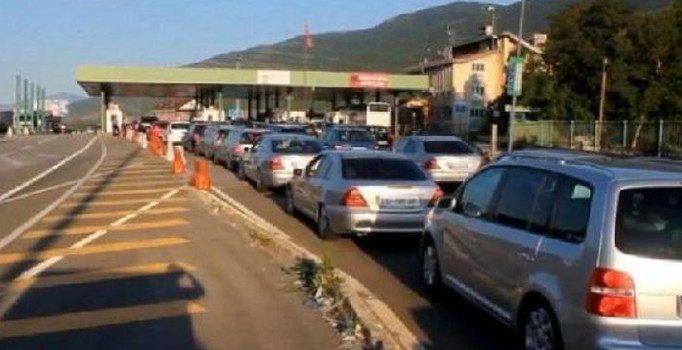 Kosovalılar seçimi bırakıp maça koştu