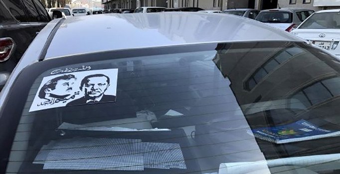 Katar'da Erdoğan ve Şeyh Temim posterlerine yoğun ilgi