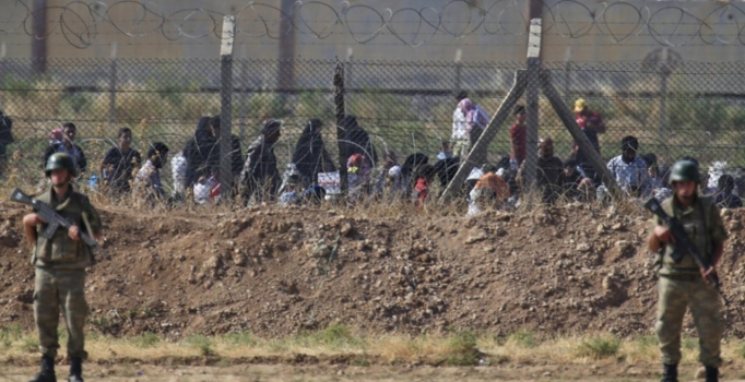 Rusya vuruyor Suriyeliler Yayladağ'a yürüyor