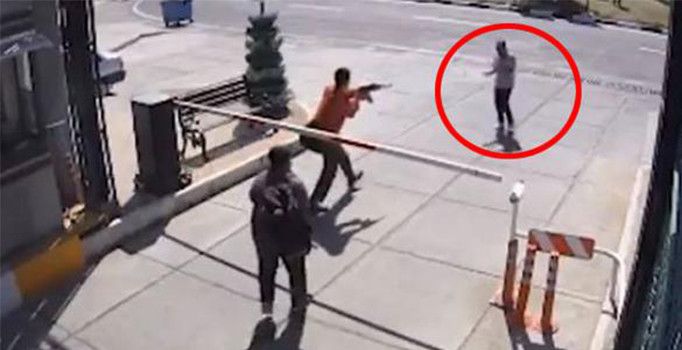 İran, türbeye yapılan saldırıda sivilin teröristlerin elinden kurtuluş anını yayınladı