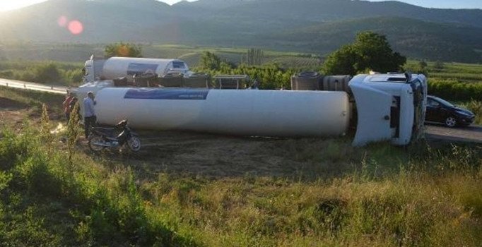 Bursa'da LPG tankeri devrildi: Faciaya ramak kaldı