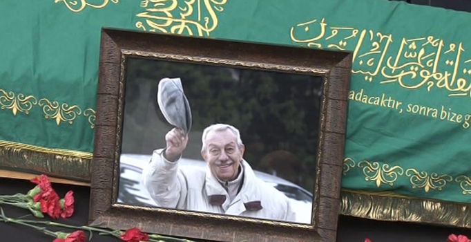 Çetin Altan için Milliyet Gazetesi önünde tören düzenlendi