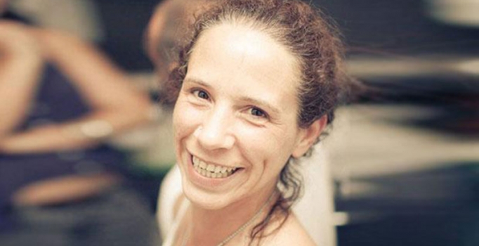 Meme kanseri olan kadın kemotarepi yerine kendi idrarını içiyor