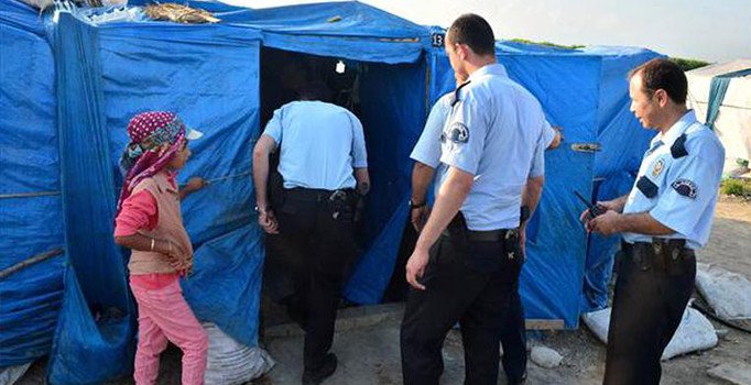 Adana'da tarım işçilerinin çadırlarına operasyon: Tek tek arandı