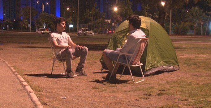 İzmir'de meydana gelen depremin ardından deniz kenarında sabahladılar