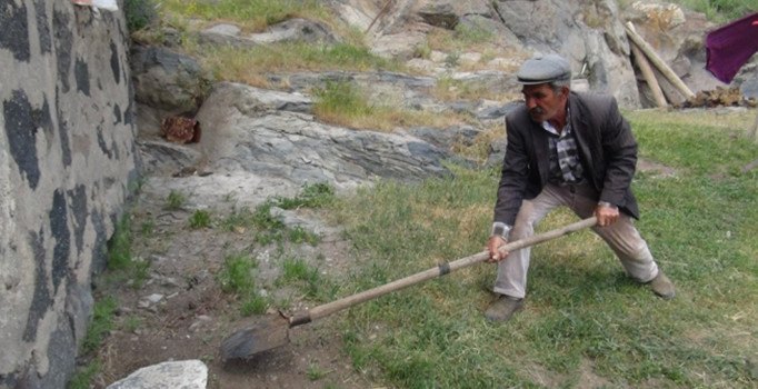 Kars'ın Tekneli köyü sakinleri 4 yıldır yılan korkusuyla yaşıyorlar