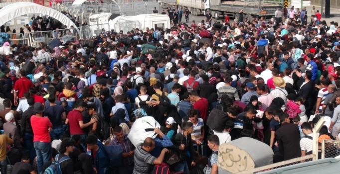 Sığınmacıların bayram sonrası Türkiye'ye dönüşleri sürüyor