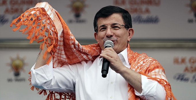 Davutoğlu: Demirtaş gençleri ölüme götürür, biz çeyiz veriyoruz