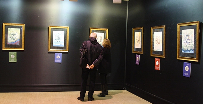 Ebru sanatçısı Hikmet Barutçugil ‘Esma-i Hüsna’ sergisi açtı