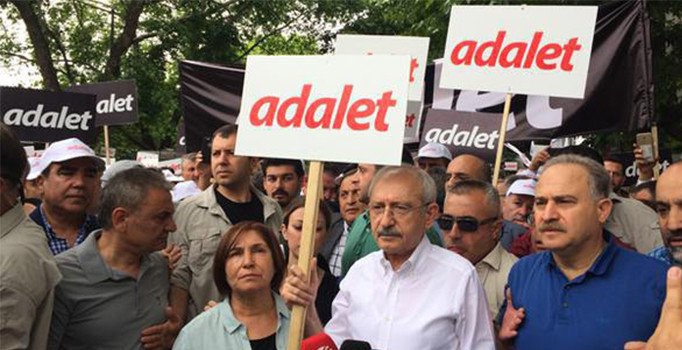 Kılıçdaroğlu Ankara'dan hareket ettiği yürüyüşte ilk molayı verdi