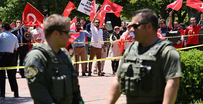 Büyükelçilik önündeki kavga nedeniyle iki Türk ABD’de tutuklandı