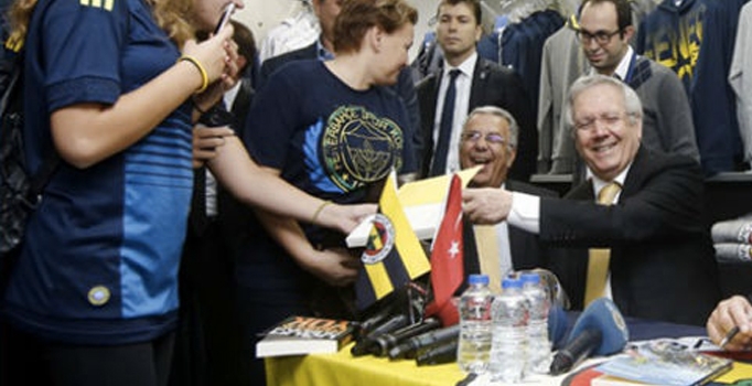 Aziz Yıldırım kitap imzaladı, izdiham yaşandı