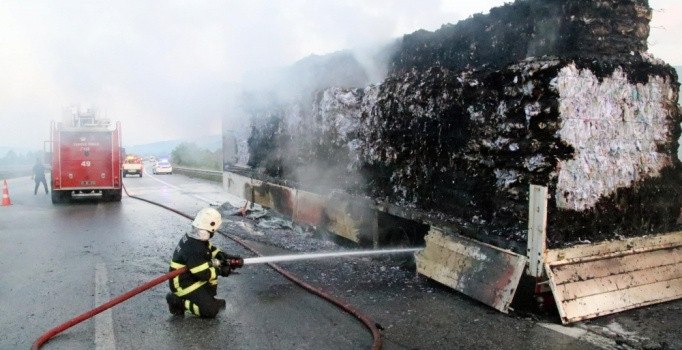 Düzce'de kağıt yüklü TIR alev topuna döndü