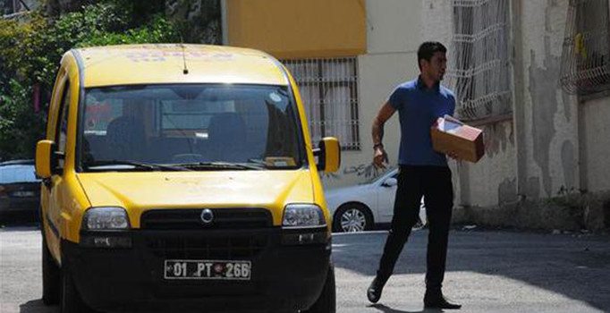 Adana'da PTT görevlisine kargo dayağı