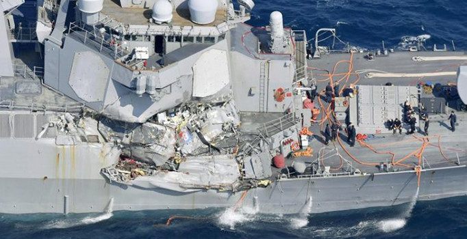 ABD destroyeri ile yük gemisi çarpıştı: 7 asker kayıp