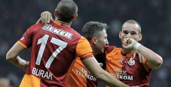 Galatasaray'da Sneijder ile Sabri ceza sınırında