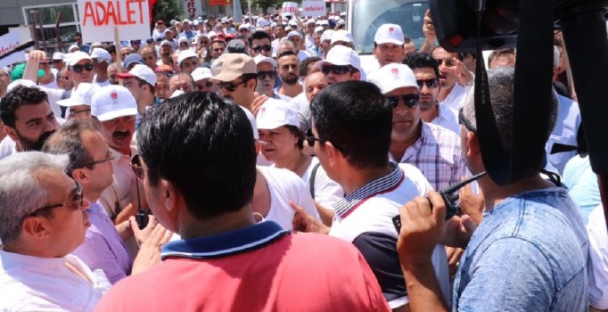 Adalet yürüyüşünde yasa dışı slogana polis müdahalesi