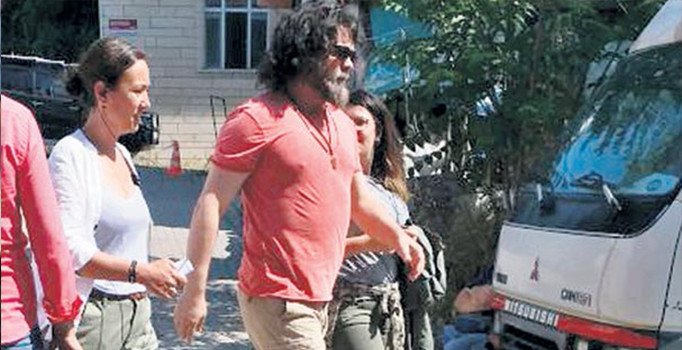 Şovmen Beyazıt Öztürk, Robinson Crusoe kılığına girdi