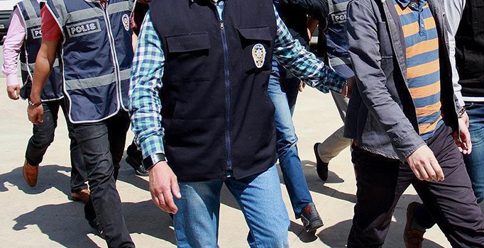 İzmir'de FETÖ/PDY operasyonu: 19 gözaltı