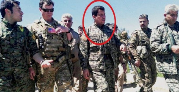 ABD'li komutanla poz veren YPG'li terörist öldürüldü