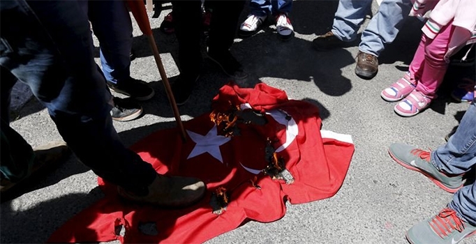 Ermeniler Türk bayrağı yaktı