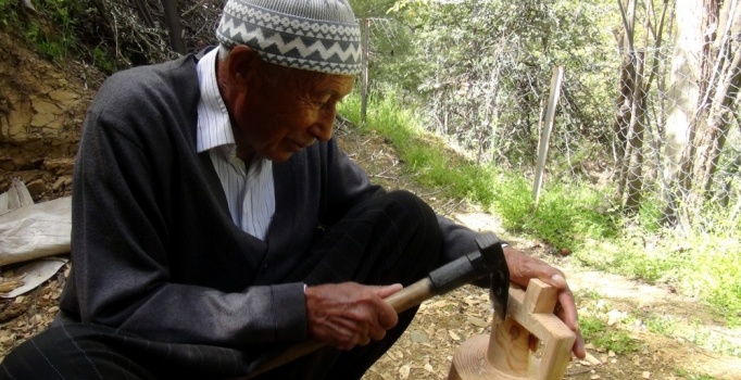 Hatay'lı Ali dede 67 yıldır çam ağacına şekil veriyor