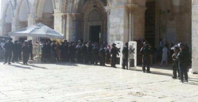 İsrail Mescid-i Aksa'ya ve Filistinlilere saldırdı