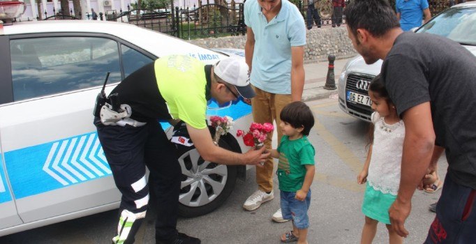 Trafik polisinden sürücülere 'Babalar Günü' sürprizi