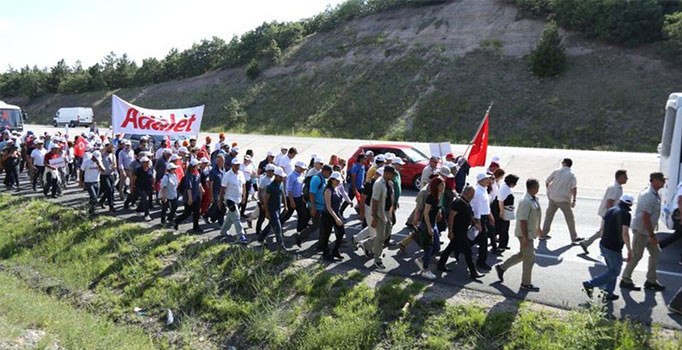 CHP'nin yürüyüşünden kötü haber... 1 kişi düşerek yaralandı
