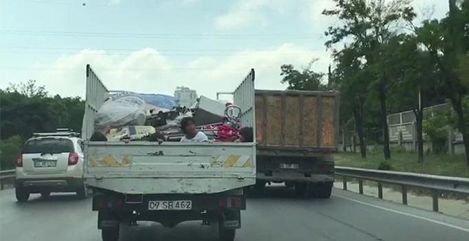 Başakşehir'de kamyonet kasasında yolculuk yapan 4 yaşındaki çocuk korkuttu