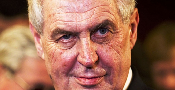 Miloş Zeman: Göçmenler çocukları istismar ediyor