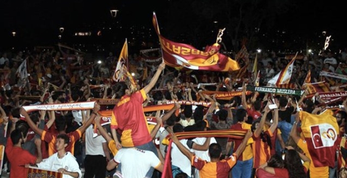 Galatasaraylılar Fenerbahçe Faruk Ilgaz tesislerini bastı