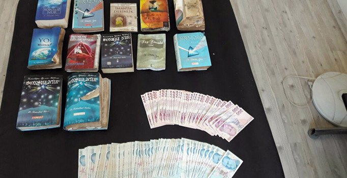 İzmir'de yakalanan kalpazanların evinde FETÖ ayrıntısı