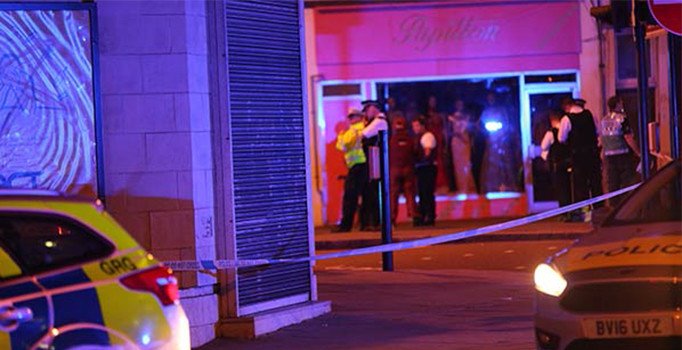 Londra'da dehşet: Kamyonet kalabalığın arasına daldı