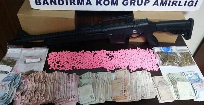 Balıkesir'de uyuşturucu operasyonu: 3 gözaltı