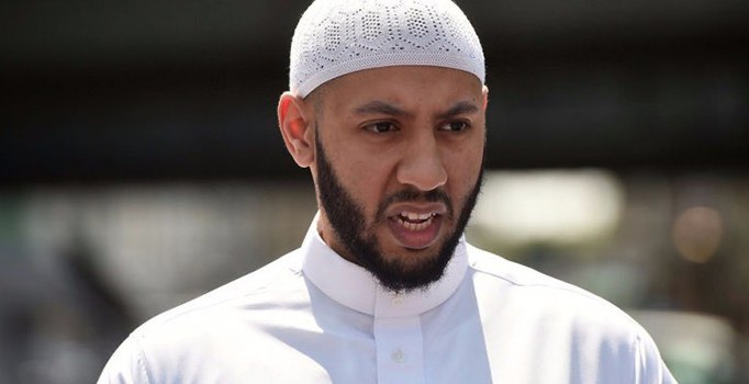 İngiltere linç girişimini engelleyen  kahraman imamı konuşuyor