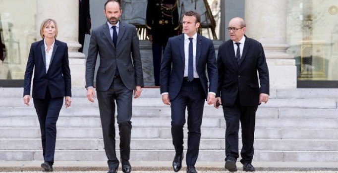 Fransa kabine istifalarıyla sarsılıyor