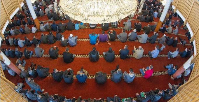 Almanya’da camilere baskın yapan polisler ayakkabılarını çıkarmayacak