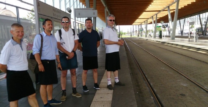 Fransa'da otobüs şoförlerinden etekli protesto