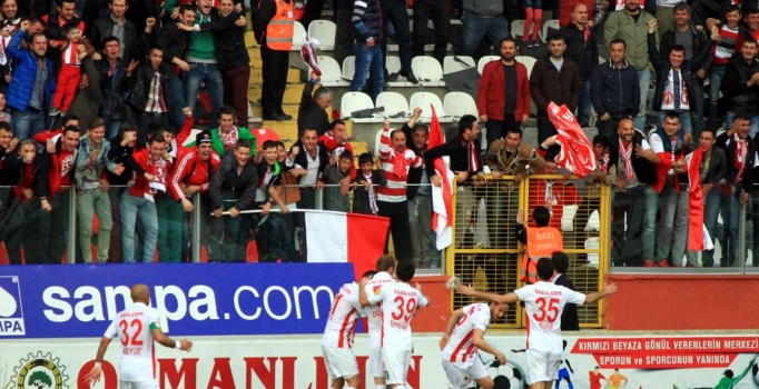 Samsunspor evinde güldü