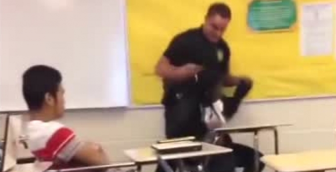 ABD Polisi siyahi kız öğrenciyi sınıfta dövdü