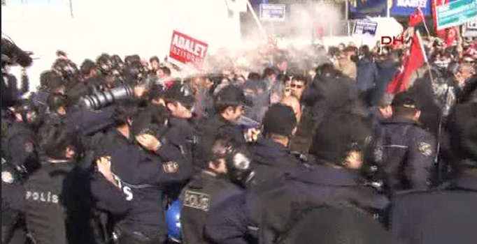 Koza-İpek Holding önünde biber gazlı müdahale!